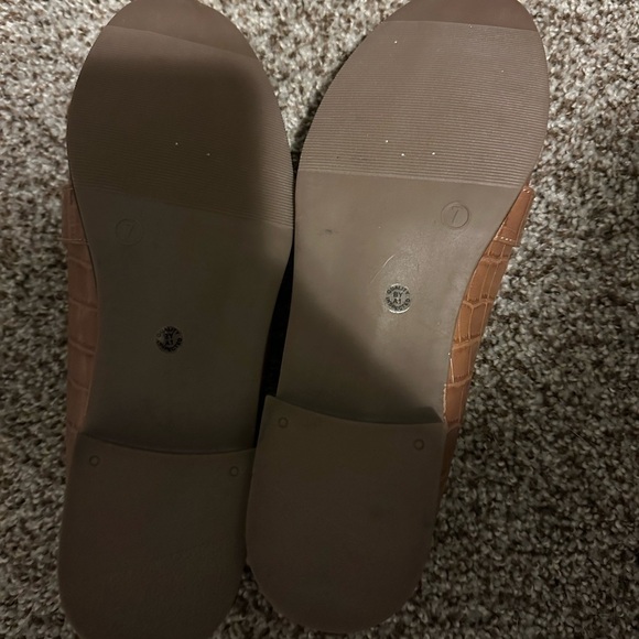 Liz Claiborne Women's Tan Loafers - Picture 4 of 5